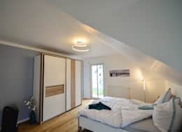 Modern style bedrooms by Licht-Design Skapetze GmbH & Co.  kg